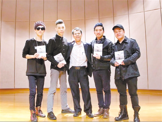 張啟雄與自己打造的桃花樂隊(duì)成員合影。