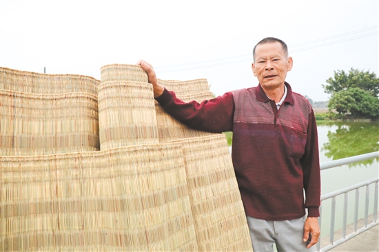 馬銳源與他編織的草席。