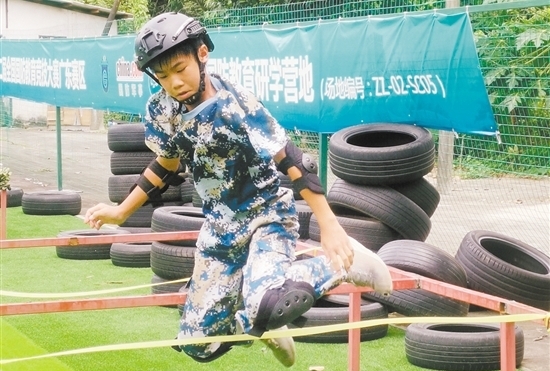 選手在進行越障訓練。