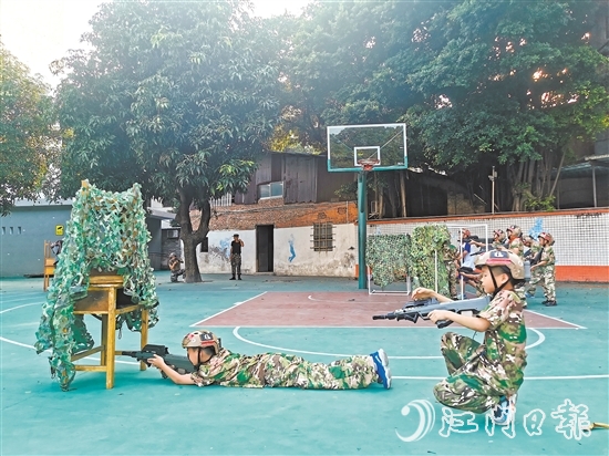 學生分為紅藍兩隊在操場上模擬軍事對抗。