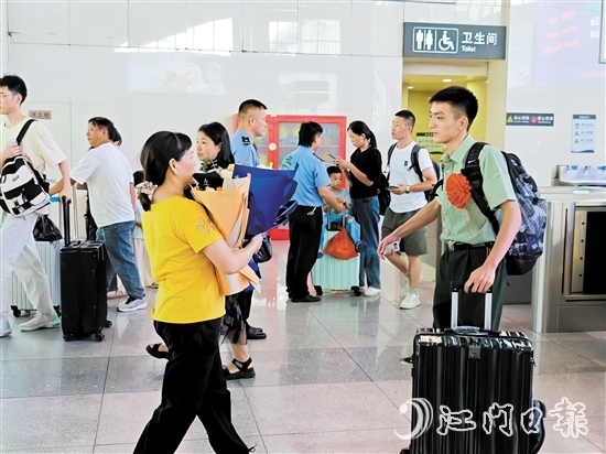 家屬為剛出站的退役軍人獻(xiàn)上花束。