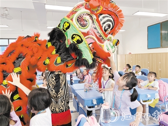 鶴山一中附小邀請醒獅隊到課室送祝福，學生與醒獅進行互動。陳佩筠