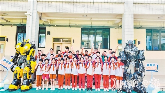 臺山碧桂園學校老師化身變形金剛迎接學生到校。