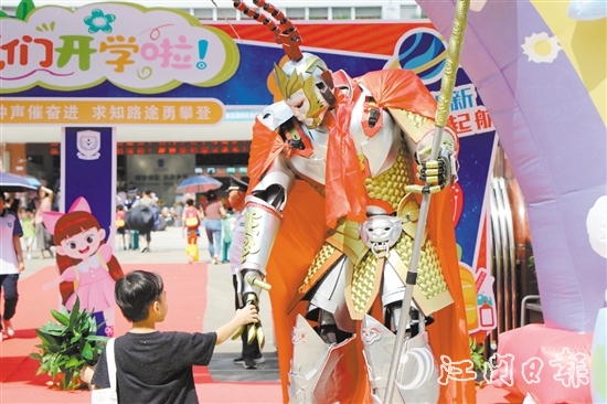 鶴山碧桂園學校老師扮演孫悟空迎接學生到校。