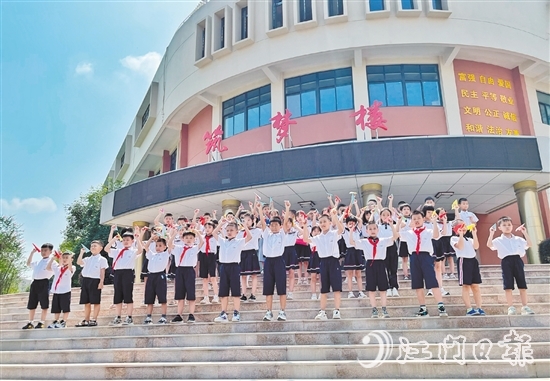 鶴山一中附小的學生們將寫滿新學期新愿望的夢想紙飛機擲向高空，放飛夢想。