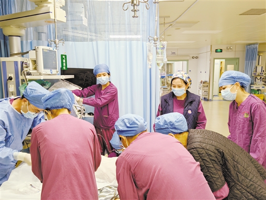 醫(yī)護(hù)人員圍著熱射病患者搶救。