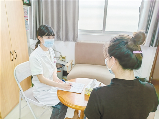 心理治療師為青少年進(jìn)行心理治療。