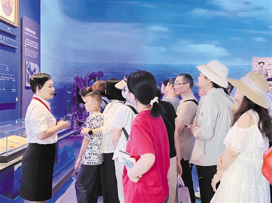 暑假期間，中國僑都華僑華人博物館吸引眾多游客游覽。