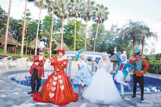 暑假期間，不少溫泉景區(qū)推出劇場表演，吸引廣大游客。