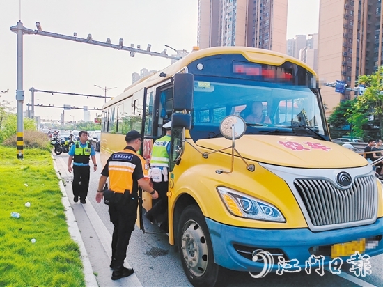 江門市輕騎兵交通志愿服務(wù)隊(duì)志愿者和交警走上校車開展交通安全宣傳。