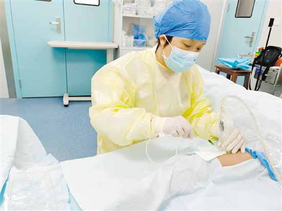 為患者進(jìn)行超聲引導(dǎo)下PICC置管術(shù)。