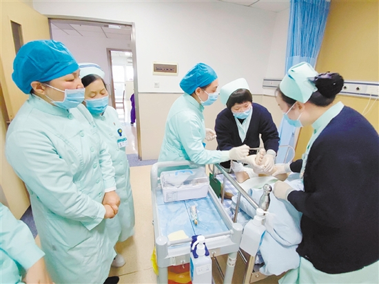 進(jìn)行糖尿病足換藥護(hù)理。