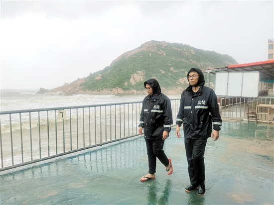 風(fēng)急浪高，北陡鎮(zhèn)工作人員加強(qiáng)對(duì)野灘的巡查力度。趙可義
