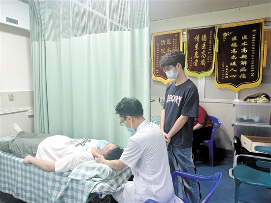 越來越多年輕人青睞中醫(yī)推拿。