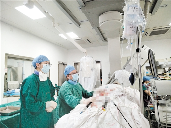 醫(yī)生為患者施行心外膜室速射頻消融術(shù)。