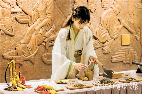 穿上古代服裝體驗(yàn)中藥香囊制作。