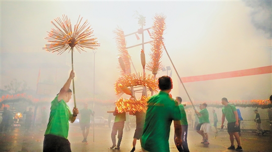 伴隨著鑼鼓聲，北坎村點(diǎn)燃香枝的火龍正在追逐“龍珠”。