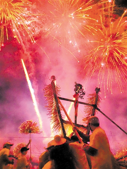 隔朗村火龍節(jié)現(xiàn)場(chǎng)，香火龍與煙花相襯，十分吸睛。