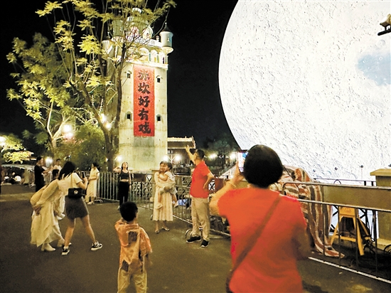 市民游客在赤坎華僑古鎮(zhèn)拍照留念。