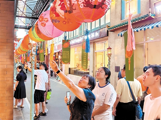 市民游客在中國僑都華僑華人博物館猜燈謎。