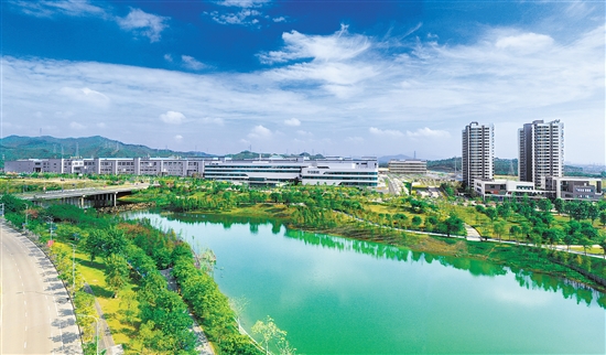 新會智造產(chǎn)業(yè)園鳳山湖園區(qū)納入江門市大型產(chǎn)業(yè)集聚區(qū)北組團范圍，是中歐（江門）中小企業(yè)國際合作區(qū)的重要組成部分，同時納入省產(chǎn)業(yè)轉(zhuǎn)移工業(yè)園管理，已落戶項目7個（投試產(chǎn)項目4個），2023年實現(xiàn)規(guī)上工業(yè)產(chǎn)值約22.65億元。