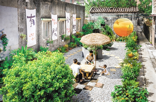 大澤鎮(zhèn)蓮塘村是廣東省“百千萬工程”典型村，該村把推進“美麗庭院”建設(shè)作為婦女群眾參與實施“百千萬工程”的有效途徑，助力農(nóng)村人居環(huán)境改善和鄉(xiāng)風文明提升。