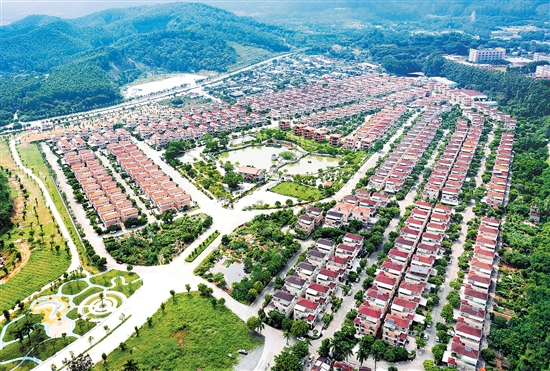 2023年，會城街道奇榜村集體收入突破6000萬元。圖為奇榜新村按園林小區(qū)模式整體規(guī)劃、統(tǒng)一標準建設(shè)的401幢農(nóng)民別墅。