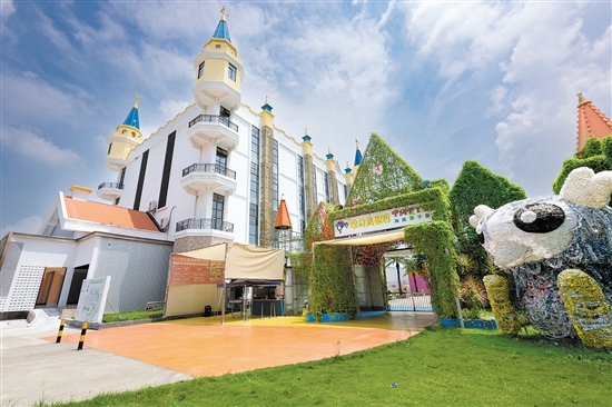 雙水鎮(zhèn)巴貝高親子樂園由江門市巴貝高農(nóng)業(yè)有限公司投資1.2億元盤活雙水龍脊村土地打造的農(nóng)旅綜合體（雙水迪士尼），它將親子娛樂、住宿、培訓與創(chuàng)意農(nóng)業(yè)、農(nóng)事體驗、田園社區(qū)有機結(jié)合,