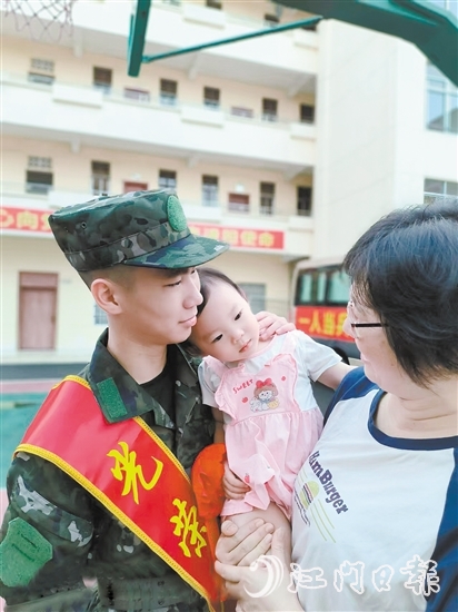 張城昊與依依不舍的妹妹。