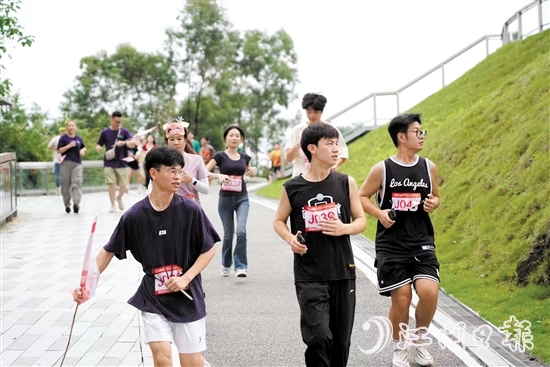 活動(dòng)中，江海市民通過奔跑傳遞愛心。受訪者供圖