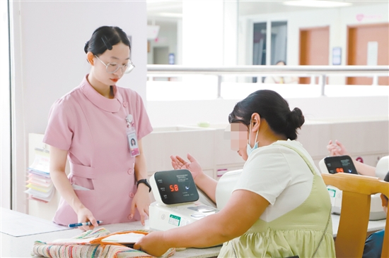 醫(yī)護(hù)人員對孕婦進(jìn)行相關(guān)檢查。