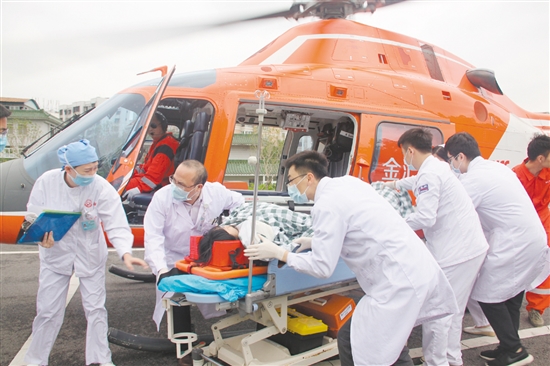 2017年，全市首例“空中120”急救病人成功轉(zhuǎn)運(yùn)。