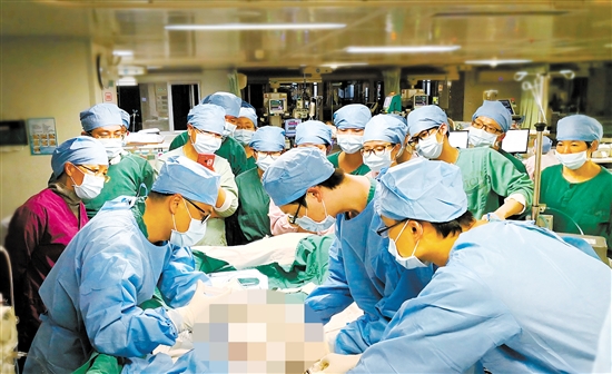 江門市首例應(yīng)用VV-ECMO救治重癥肺炎患者。