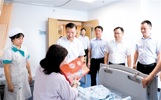 江門市人民醫(yī)院領(lǐng)導(dǎo)探望患者。