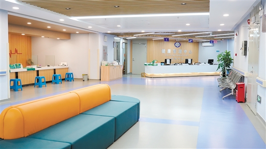 江門市第二人民醫(yī)院寬敞明亮、布局清晰的健康管理中心。