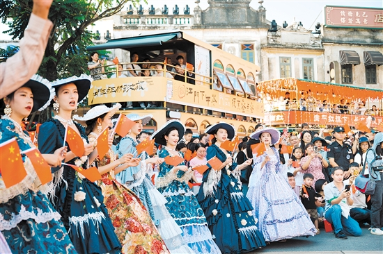 “萬(wàn)千赤子歌祖國(guó)”等活動(dòng)吸引了大家熱情參與，現(xiàn)場(chǎng)氛圍感拉滿。