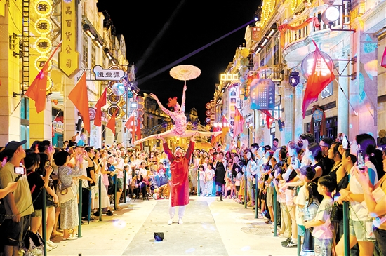 在赤坎華僑古鎮(zhèn)，精彩的節(jié)目讓游客流連忘返。