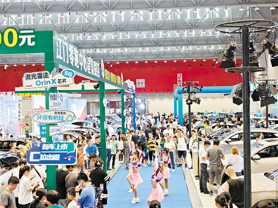 在2024江門“十一”國(guó)際車展現(xiàn)場(chǎng)，人們忙著挑選心儀的靚車。