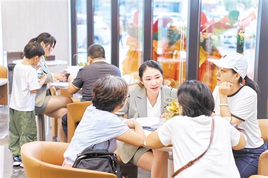 今年國(guó)慶假期，全市主要房地產(chǎn)項(xiàng)目認(rèn)購(gòu)近2300套,圖為銷(xiāo)售人員在接待客人。