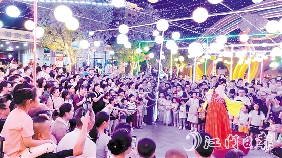 白水帶繽紛樂園內(nèi)，精彩節(jié)目層出不窮，吸引游客觀看。受訪者供圖