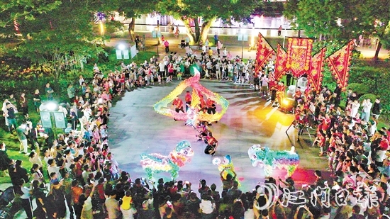 夜光龍在夜空中翻騰，金光閃閃，威武霸氣。付師華