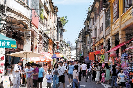 國慶假期，長堤歷史文化街區(qū)游人如織。