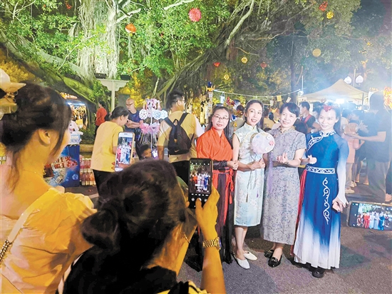 圭峰山重陽(yáng)文化創(chuàng)意集市的舉辦更添濃厚節(jié)日氣氛。