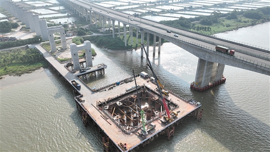 施工人員對(duì)深江鐵路跨虎跳門水道主橋17號(hào)主塔進(jìn)行混凝土封底灌注。