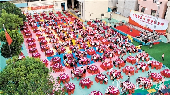 外海街道麻三村開(kāi)展慈善敬老宴，現(xiàn)場(chǎng)十分熱鬧。