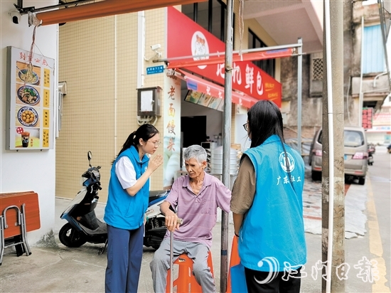 在江海，尊老敬老愛(ài)老蔚然成風(fēng)。圖為志愿者為老人提供幫助。