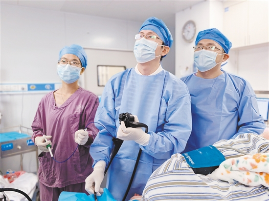 消化內(nèi)科團(tuán)隊成功為患者微創(chuàng)切除胃底腫瘤。