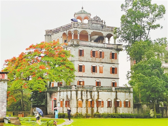 開平獨(dú)特的風(fēng)光和華僑文化深受游客青睞。