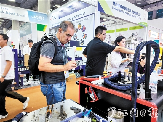 國外客商在安德激光展位參觀。