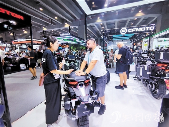 國外客商正在咨詢大冶摩托的新品。